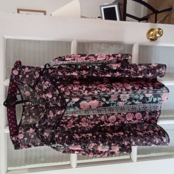 ♥️Ladies SZ Large Beautiful Cold Shoulder Blouse. PTP 22" - Picture 2 of 4